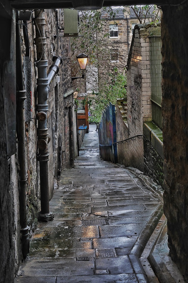 One of the twisting narrow "closes" off the Royal Mile; an alley for pedestrians that generally lead to courtyards but sometimes to streets.