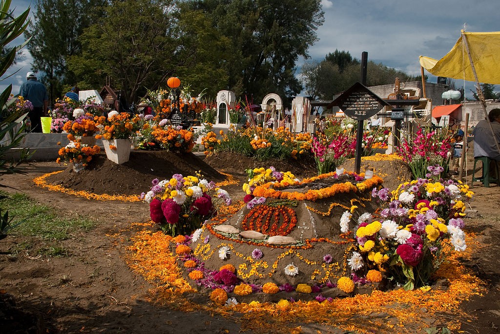 Day of the Dead in Tecomitl Cemetery, by Eneas de Troya (originally posted to Flickr as Panteón de Tecómitl) 