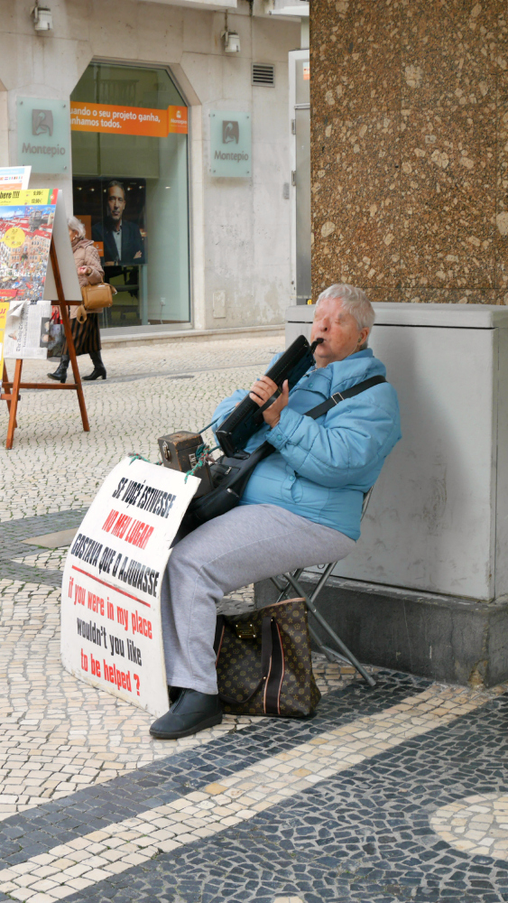 A woman without eyes plays her melodica for passersby. I gave her a couple euros and bade her good day.